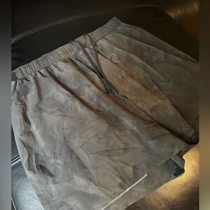 Lululemon Mens Medium Camo Shorts Lined
